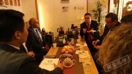 技术总监陈亚征向外宾展示并讲解了艾灸、拔罐等传统中医疗法。